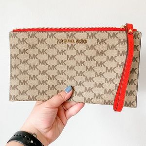 Michael Kors Logo Clutch ✨